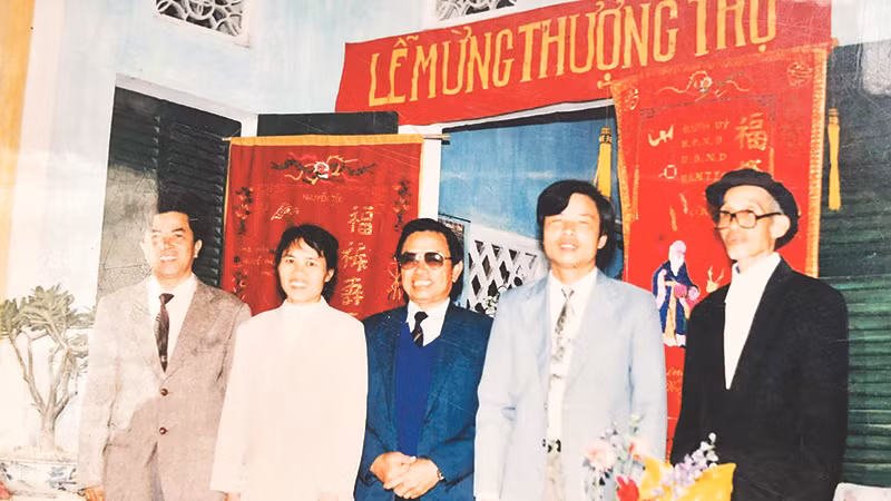 Ông Nguyễn Phúc Tiến (ngoài cùng, bên phải) tại lễ mừng thượng thọ. Ông Nguyễn Phúc Tiến (ngoài cùng, bên phải) tại lễ mừng thượng thọ.