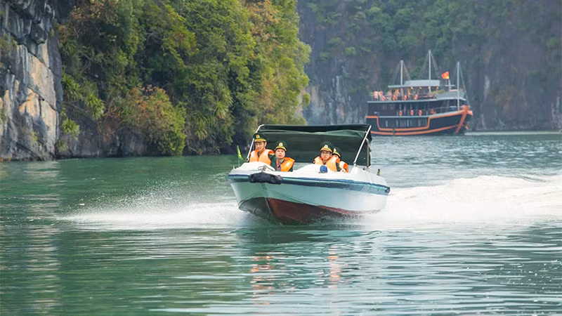 Cán bộ chiến sĩ Đồn Biên phòng Cát Bà tuần tra, kiểm soát trên biển. Ảnh trong bài | BP