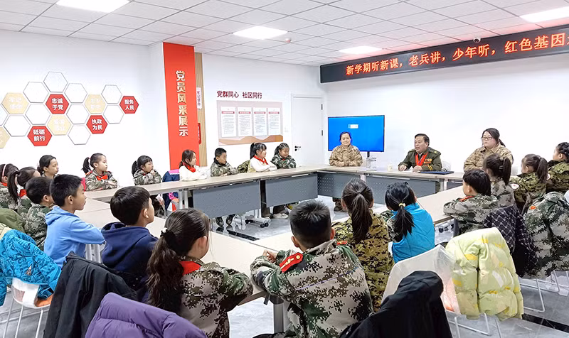 Ông Trương Văn Bân làm báo cáo viên giới thiệu cho thiếu nhi Trung Quốc về cuộc kháng chiến chống đế quốc Mỹ của Việt Nam. Ảnh | NVCC