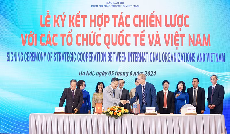 Trong khuôn khổ Hội nghị, đã diễn ra Lễ ký kết hợp tác chiến lược giữa CLB Điều dưỡng trưởng Việt Nam với Đại học Phenika, Đại học Arizona - Hoa Kỳ, Đại học Texas Woman - Hoa Kỳ.