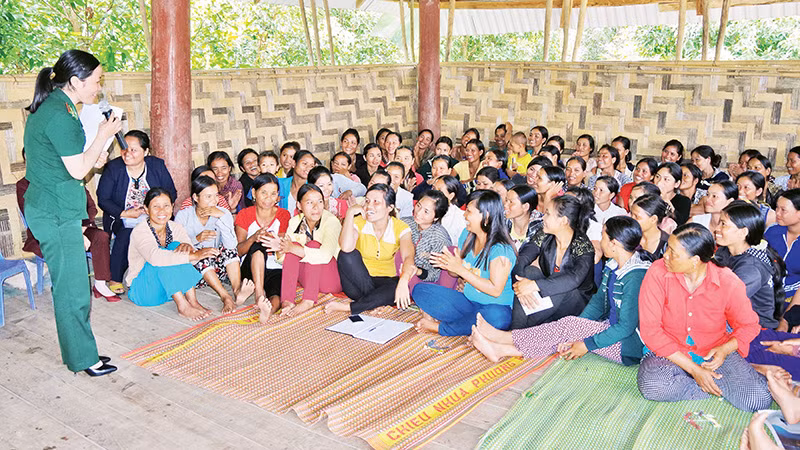 Hội phụ nữ Bộ đội Biên phòng Kon Tum tuyên truyền Luật Hôn nhân và gia đình cho hội viên phụ nữ xã Bờ Y, huyện Ngọc Hồi. Hội phụ nữ Bộ đội Biên phòng Kon Tum tuyên truyền Luật Hôn nhân và gia đình cho hội viên phụ nữ xã Bờ Y, huyện Ngọc Hồi.