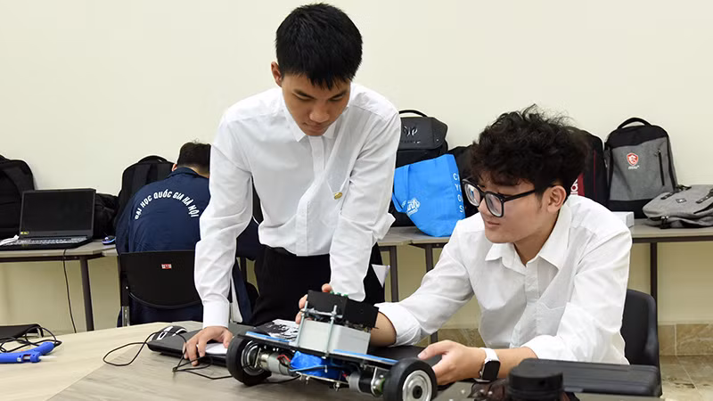 Các sản phẩm Robot do sinh viên Đại học Quốc gia Hà Nội nghiên cứu và chế tạo. Ảnh | ĐỨC ANH