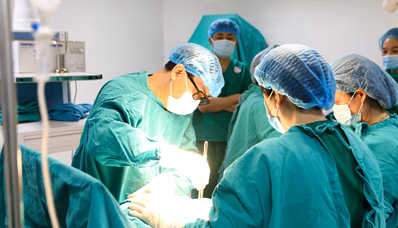PGS, TS, BS Vũ Văn Tâm mổ thị phạm tại Bệnh viện Sản Nhi Lào Cai.