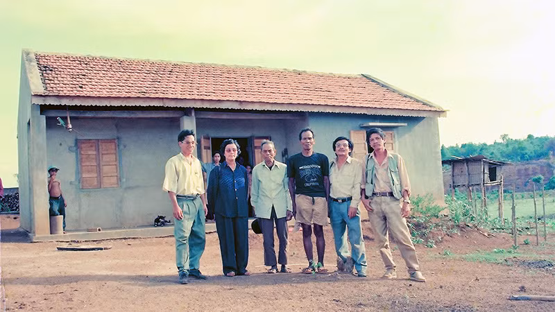 Anh hùng A Sanh (thứ ba, từ phải sang) chụp ảnh với các nhà báo trong lần gặp đầu tiên tại nhà ông.