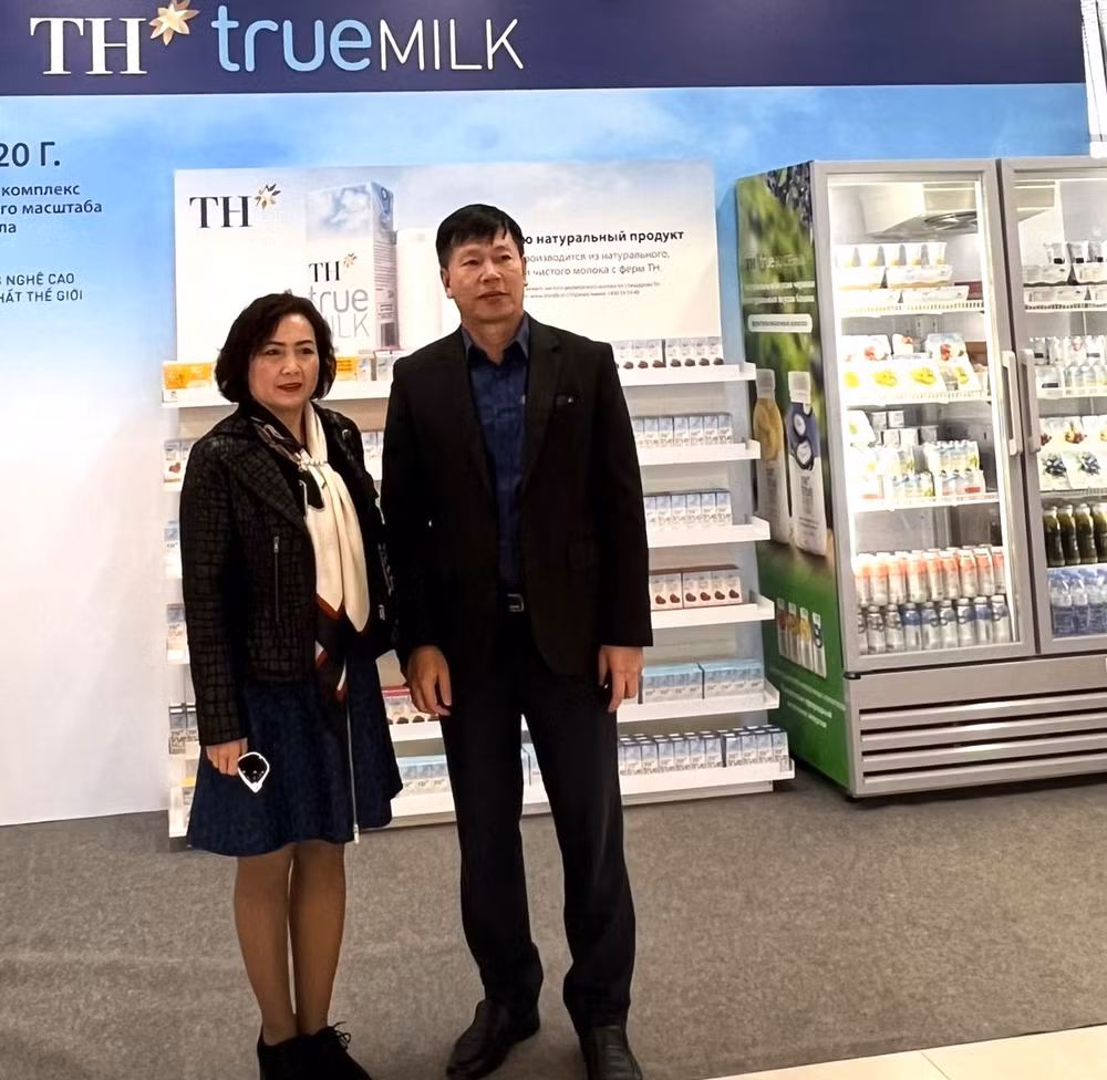 Tổng Lãnh sự Nguyễn Đăng Hiền và Phu nhân thăm gian hàng triển lãm của tập đoàn TH. Tổng Lãnh sự Nguyễn Đăng Hiền và Phu nhân thăm gian hàng triển lãm của tập đoàn TH.