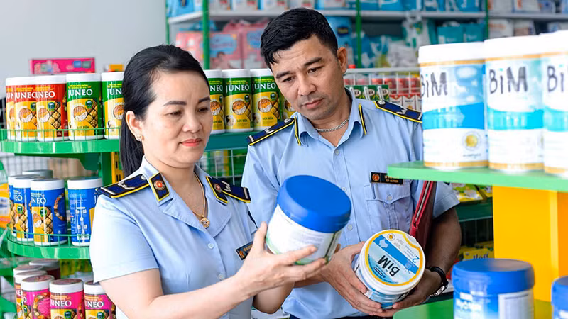 Lực lượng quản lý thị trường tỉnh Thanh Hóa kiểm tra các sản phẩm sữa đang kinh doanh trên địa bàn huyện Hoằng Hóa. Ảnh | LÊ NAM