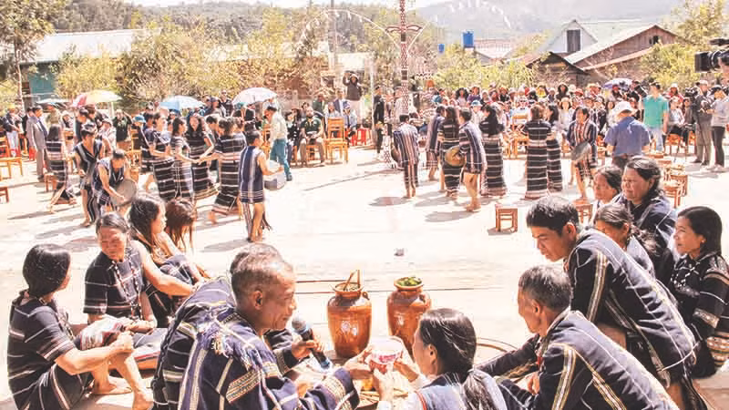 Ngày hội nơi buôn làng Kơ Ho giữa núi rừng nam Tây Nguyên. 