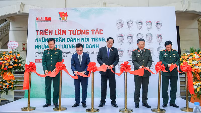 Các đại biểu cắt băng khai mạc. Ảnh | THÀNH ĐẠT 