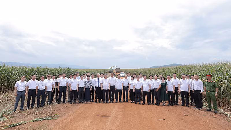 Các cán bộ lớp Bồi dưỡng, cập nhật kiến thức, kỹ năng đối với cán bộ quy hoạch Ủy viên Trung ương Đảng khóa XIV thăm cánh đồng Đông Hiếu, nơi TH ứng dụng các công nghệ và máy móc nông nghiệp hiện đại, giá trị cao hàng đầu thế giới vào hoạt động canh tác.