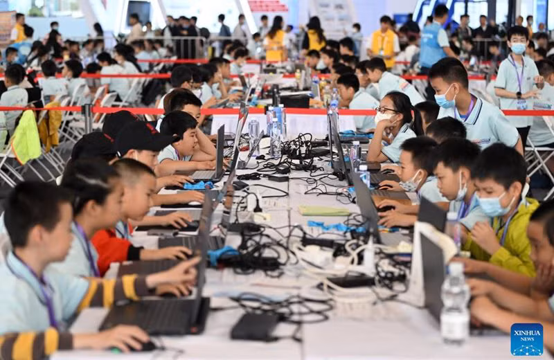 Các thí sinh nhỏ tuổi chuẩn bị cho cuộc thi WIC tại Thiên Tân, một sự kiện về trí tuệ nhân tạo tại Trung Quốc. Ảnh | Tân Hoa Xã