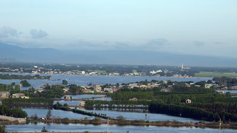 Một góc đầm Thị Nại, hạ nguồn sông Côn từng ghi huyền tích giải cứu công chúa Huyền Trân. 