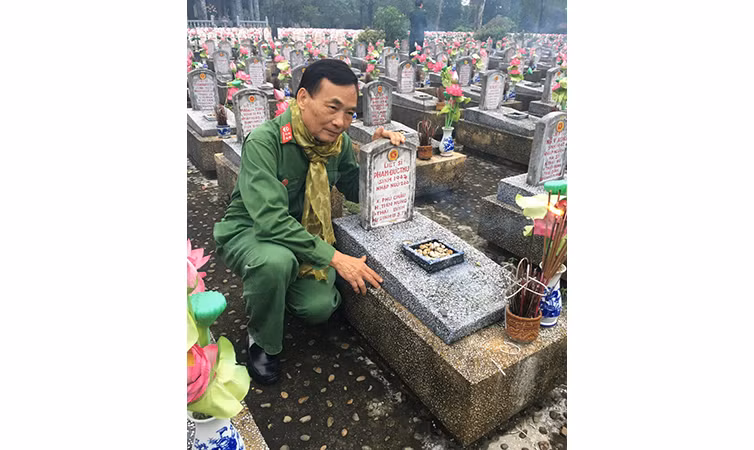 Viếng nghĩa trang liệt sĩ, tri ân đồng đội đã hy sinh.