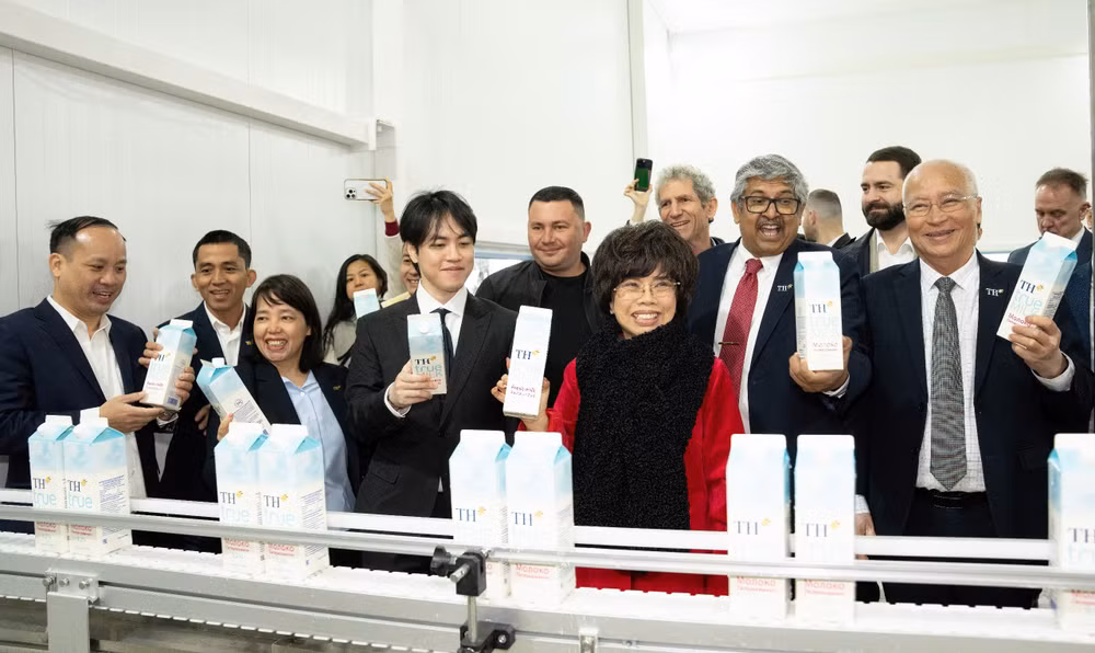 Nhà sáng lập Tập đoàn TH Thái Hương và các đại biểu tham quan Nhà máy sữa TH tại tỉnh Kaluga.