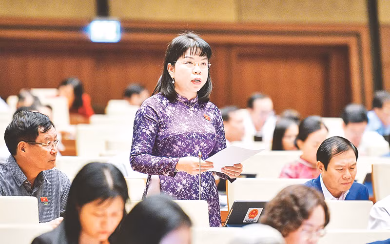 Đại biểu Quốc hội phát biểu đóng góp ý kiến về việc thực hiện chính sách, pháp luật về quản lý thị trường bất động sản và phát triển nhà ở xã hội. Ảnh trong bài | DUY LINH
