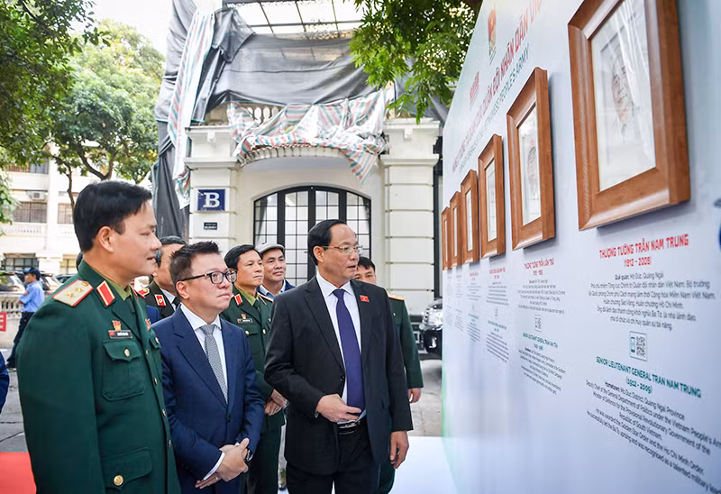 Các đại biểu tham quan triển lãm.