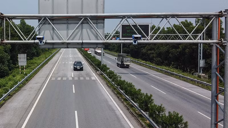 Việc theo dõi hệ thống camera giao thông 24/24 giờ giúp lực lượng CSGT có thể xử lý các vi phạm tốt hơn. Nguồn ảnh | Dân Trí