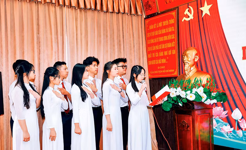 Các đảng viên mới tuyên thệ tại Lễ kết nạp đảng viên do Quận ủy Long Biên tổ chức.