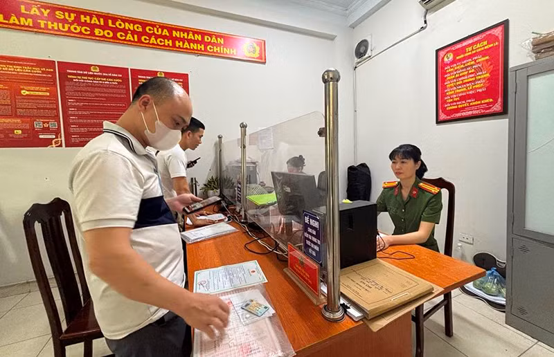 Bộ phận một cửa Công an phường Hoàng Liệt (Hà Nội) hỗ trợ người dân thực hiện các thủ tục theo yêu cầu. Bộ phận một cửa Công an phường Hoàng Liệt (Hà Nội) hỗ trợ người dân thực hiện các thủ tục theo yêu cầu.