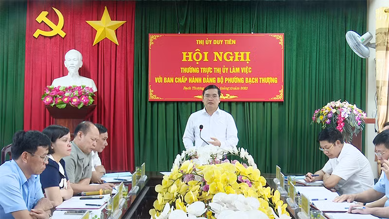 Bí thư Thị ủy Duy Tiên Nguyễn Văn Lượng phát biểu chỉ đạo tại Hội nghị Thường trực Thị ủy làm việc với Ban Chấp hành Đảng bộ phường Bạch Thượng.