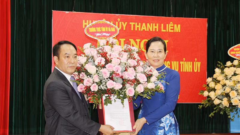Bí Thư Tỉnh ủy Hà Nam Lê Thị Thủy trao Quyết định của Ban Thường vụ Tỉnh ủy chuẩn y đồng chí Hoàng Mạnh Dũng giữ chức Bí thư Huyện ủy Thanh Liêm, nhiệm kỳ 2020-2025. Ảnh trong bài | ĐÀO PHƯƠNG Bí Thư Tỉnh ủy Hà Nam Lê Thị Thủy trao Quyết định của Ban Thường vụ Tỉnh ủy chuẩn y đồng chí Hoàng Mạnh Dũng giữ chức Bí thư Huyện ủy Thanh Liêm, nhiệm kỳ 2020-2025. Ảnh trong bài | ĐÀO PHƯƠNG