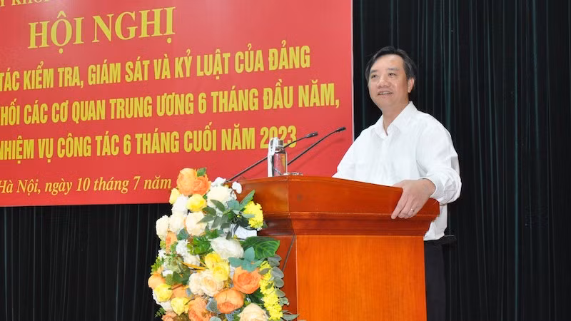 Đồng chí Nguyễn Thành Nam, Chủ nhiệm Ủy ban Kiểm tra Đảng ủy Khối báo cáo công tác kiểm tra, giám sát 6 tháng đầu năm.
