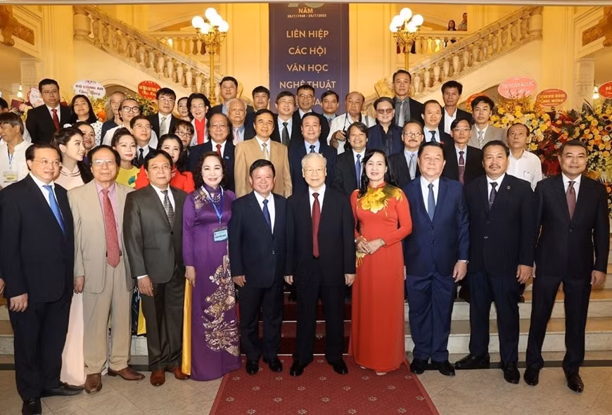 Tổng Bí thư Nguyễn Phú Trọng và các đại biểu tham dự Lễ kỷ niệm 75 năm Ngày thành lập Liên hiệp các Hội Văn học Nghệ thuật Việt Nam, tháng 7-2023. Ảnh: TRÍ DŨNG