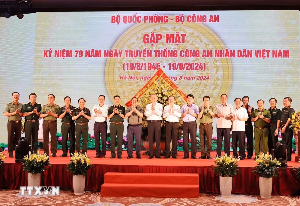 Tổng Bí thư, Chủ tịch nước Tô Lâm cùng các lãnh đạo Đảng, Nhà nước dự gặp mặt nhân Kỷ niệm 79 năm Ngày truyền thống Công an nhân dân. (Ảnh: Trí Dũng/TTXVN)