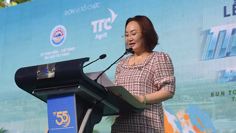 Bà Đặng Huỳnh Ức My - Chủ tịch Hội đồng Quản trị TTC AgriS phát biểu khai mạc Giải chạy TTC AgriS - Power Racing với tầm nhìn phát triển bền vững hướng tới sức khỏe cộng đồng và môi trường Bà Đặng Huỳnh Ức My - Chủ tịch Hội đồng Quản trị TTC AgriS phát biểu khai mạc Giải chạy TTC AgriS - Power Racing với tầm nhìn phát triển bền vững hướng tới sức khỏe cộng đồng và môi trường