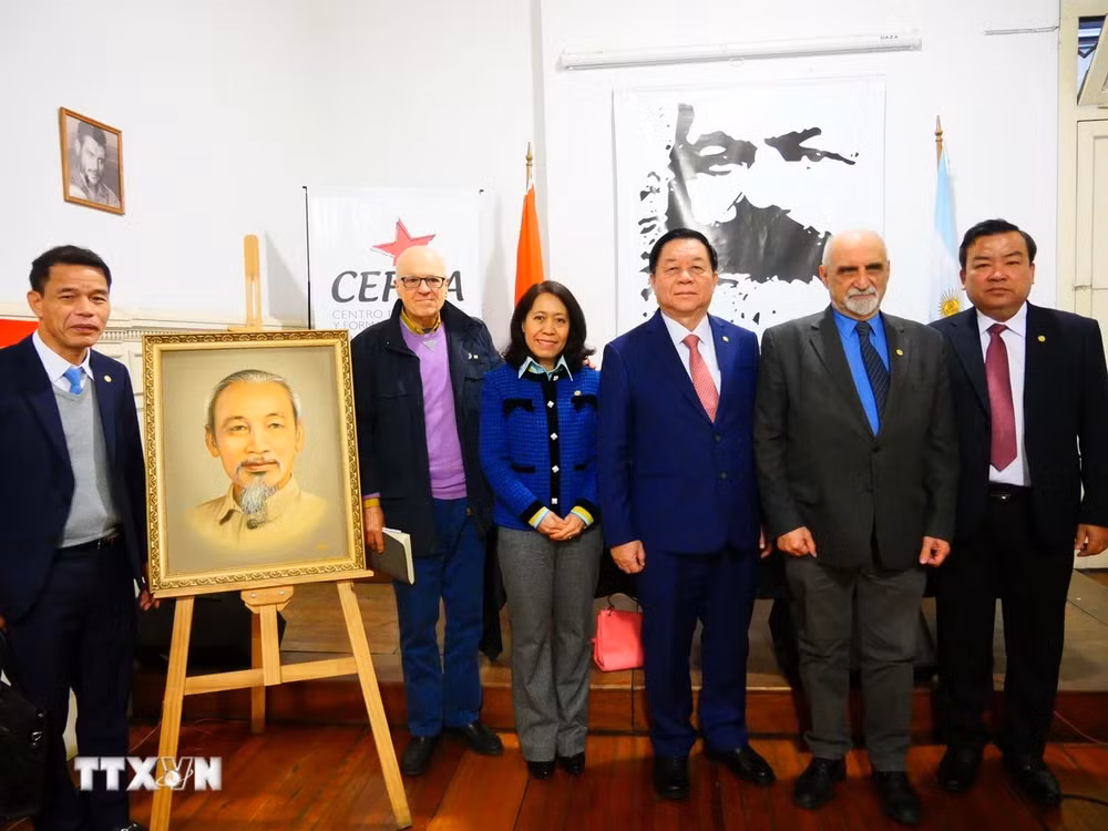 Quyền Tổng Bí thư Đảng Cộng sản Argentina Jorge Kneyness phát biểu tại hội thảo mang tên “Chủ tịch Hồ Chí Minh và quan hệ Việt Nam-Mỹ Latin” được tổ chức ngày 22/8 tại Trung tâm Nghiên cứu Đào tạo Chủ nghĩa Marx (CEFMA) ở thủ đô Buenos Aires. Ảnh: TTXVN Quyền Tổng Bí thư Đảng Cộng sản Argentina Jorge Kneyness phát biểu tại hội thảo mang tên “Chủ tịch Hồ Chí Minh và quan hệ Việt Nam-Mỹ Latin” được tổ chức ngày 22/8 tại Trung tâm Nghiên cứu Đào tạo Chủ nghĩa Marx (CEFMA) ở thủ đô Buenos Aires. Ảnh: TTXVN