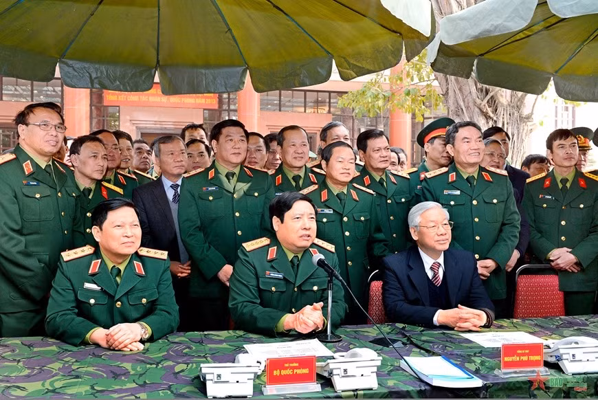 Tổng Bí thư Nguyễn Phú Trọng cùng các thủ trưởng Bộ Quốc phòng, Tổng cục Chính trị Quân đội nhân dân Việt Nam giao lưu trực tuyến với bộ đội Trường Sa tại Hội nghị Quân chính toàn quân năm 2013. Ảnh: NGUYỄN MINH TRƯỜNG