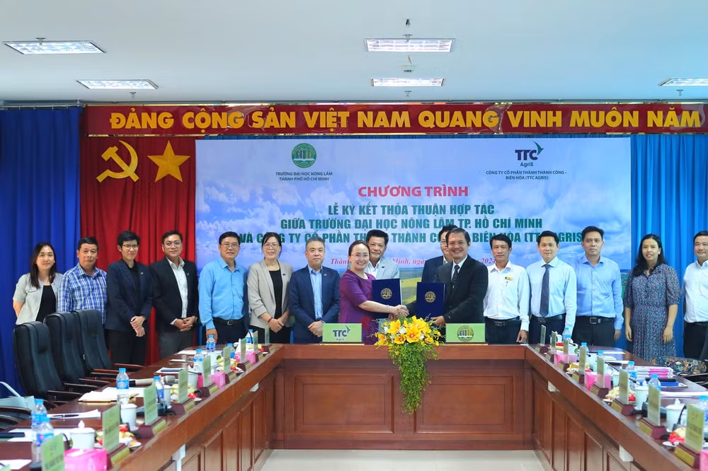 Chủ tịch TTC AgriS Đặng Huỳnh Ức My đại diện TTC AgriS ký kết thỏa thuận hợp tác nhằm kiến tạo nền nông nghiệp Việt Nam phát triển bền vững cùng Trường đại Học Nông Lâm TP Hồ Chí Minh, tháng 7/2024