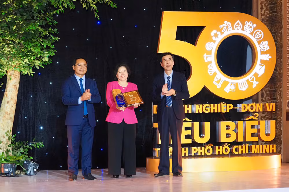 Bà Mai Kiều Liên đại diện Vinamilk đón nhận cúp vinh danh Top 50 doanh nghiệp, đơn vị tiêu biểu của TP Hồ Chí Minh từ lãnh đạo Thành phố.