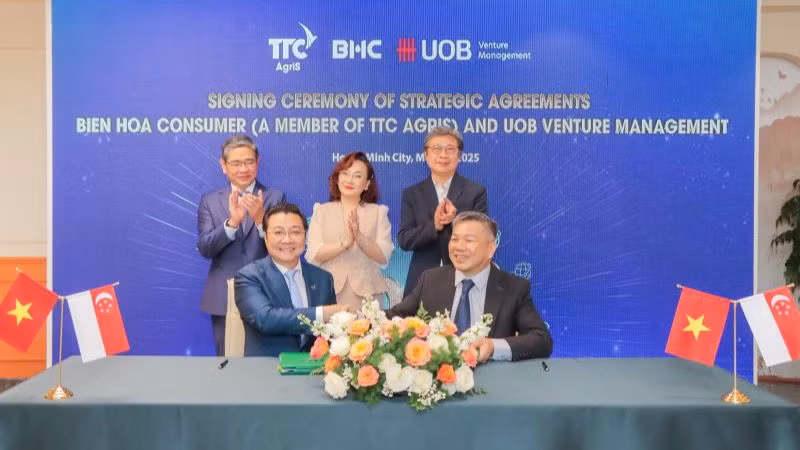 Ông Huỳnh Văn Pháp - Phó Chủ tịch Hội đồng quản trị Biên Hòa Consumer (Commercial Center) và ông Thng Tien Tat - Executive Director UOBVM ký kết thỏa thuận hợp tác chiến lược dưới sự chứng kiến của ông Pang Te Chang - Tổng lãnh sự Singapore (đứng bên trái), bà Đặng Huỳnh Ức My - Chủ tịch AgriS (đứng giữa) và ông Seah Kian Wee - CEO UOBVM (đứng bên phải).