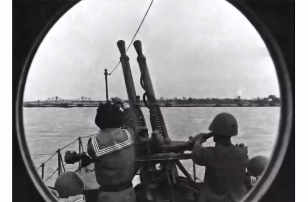 Tàu tuần tiễu của Tiểu đoàn 100, Trung đoàn 171 bảo vệ cầu Long Biên, tháng 5/1967. (Ảnh tư liệu) Tàu tuần tiễu của Tiểu đoàn 100, Trung đoàn 171 bảo vệ cầu Long Biên, tháng 5/1967. (Ảnh tư liệu)