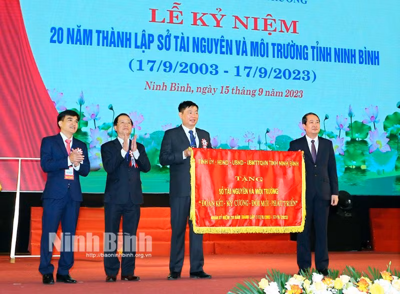 Phó Bí thư Thường trực, Chủ tịch HĐND tỉnh Ninh Bình Mai Văn Tuất tặng bức trướng chúc mừng Sở Tài nguyên và Môi trường. (Ảnh: Anh Tuấn) Phó Bí thư Thường trực, Chủ tịch HĐND tỉnh Ninh Bình Mai Văn Tuất tặng bức trướng chúc mừng Sở Tài nguyên và Môi trường. (Ảnh: Anh Tuấn)