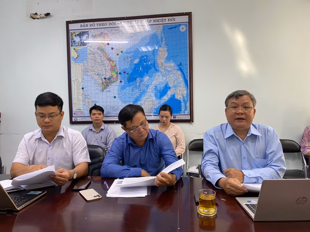 Phó Giám đốc Ban quản lý Dự án đầu tư xây dựng hạ tầng đô thị Thành phố (bìa phải) cho biết, chủ đầu tư nỗ lực để dự án khởi công trong năm 2024. Phó Giám đốc Ban quản lý Dự án đầu tư xây dựng hạ tầng đô thị Thành phố (bìa phải) cho biết, chủ đầu tư nỗ lực để dự án khởi công trong năm 2024.