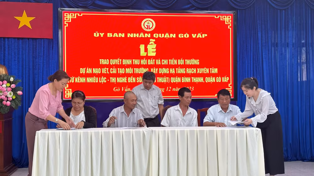 Các hộ dân phường 5, quận Gò Vấp ký quyết định nhận đền bù, hỗ trợ Dự án rạch Xuyên Tâm.