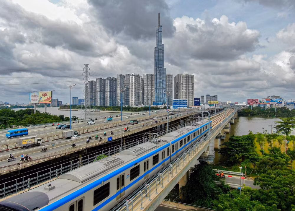 Tuyến metro số 1 Bến Thành-Suối Tiên đã chạy thử nghiệm toàn tuyến trong năm 2023, dự kiến khai thác vận hành thương mại tháng 7/2024. Tuyến metro số 1 Bến Thành-Suối Tiên đã chạy thử nghiệm toàn tuyến trong năm 2023, dự kiến khai thác vận hành thương mại tháng 7/2024.