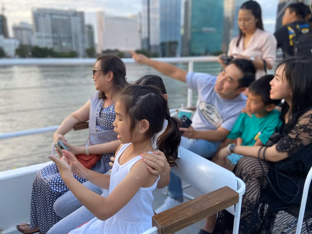 Một gia đình trải nghiệm tuyến buýt hai tầng. Một gia đình trải nghiệm tuyến buýt hai tầng.