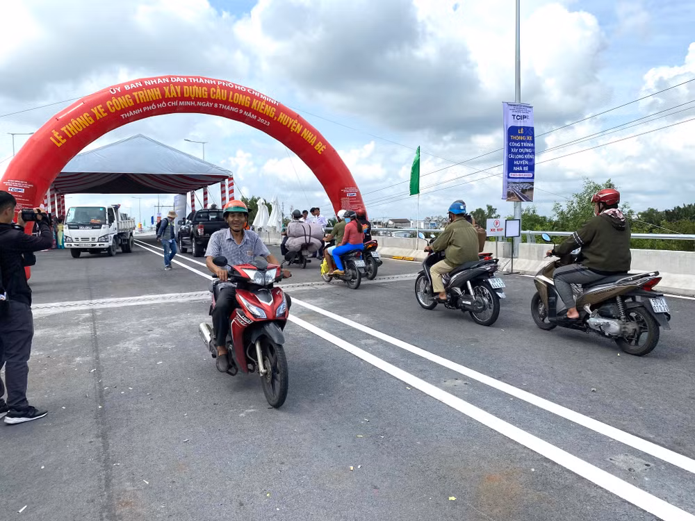 Người dân vui mừng lưu thông tại lễ thông xe cầu Long Kiểng sáng 8/9.