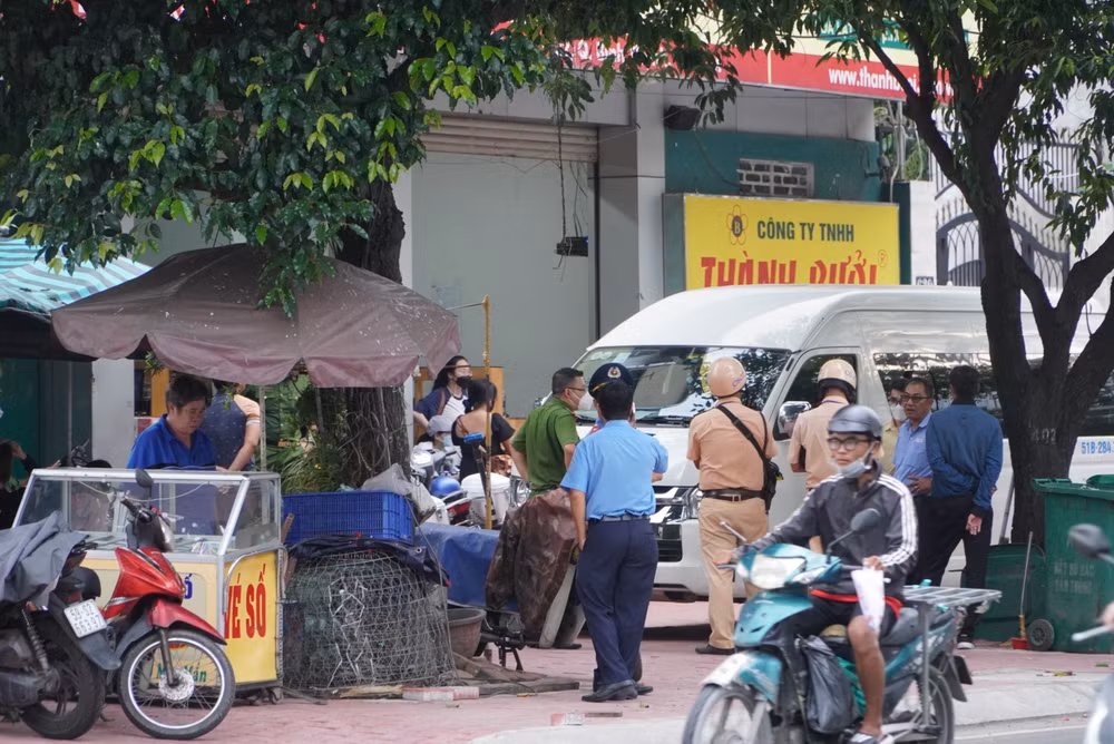 Cơ quan chức năng và lực lượng Công an kiểm tra Văn phòng Công ty Thành Bưởi (quận Bình Thạnh) ngày 26/10.