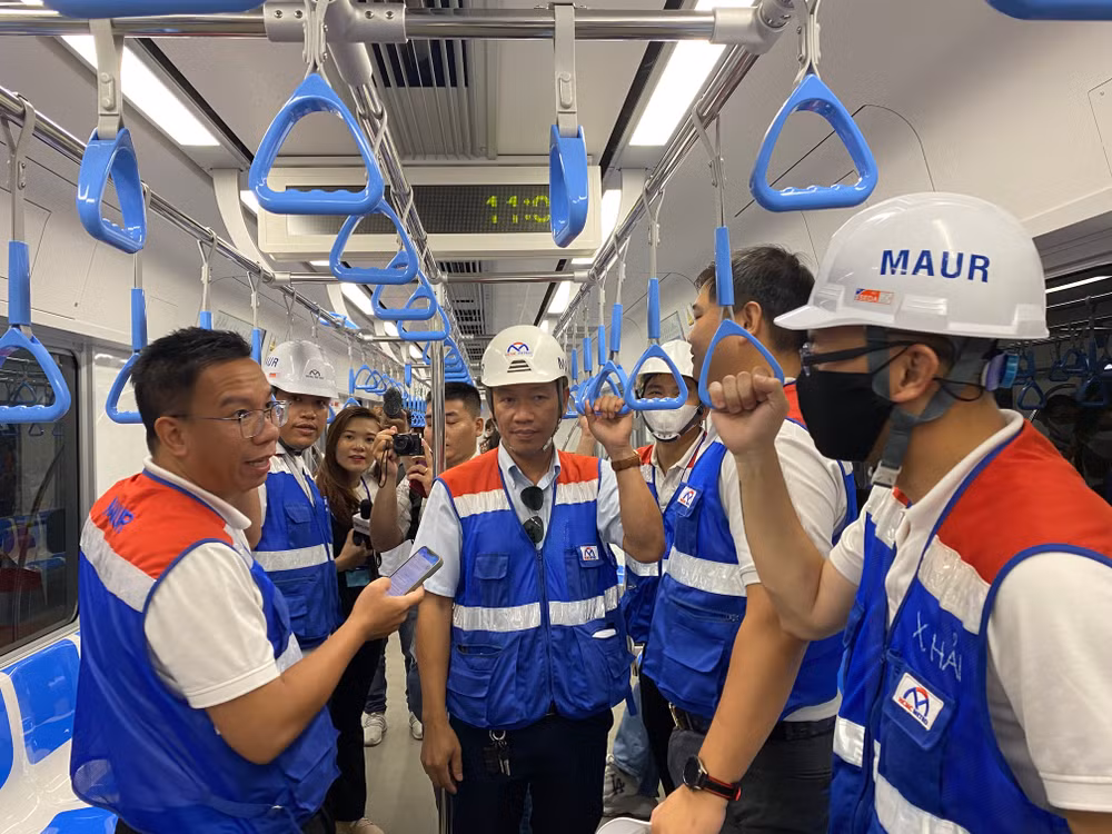 Nhân viên Ban quản lý đường sắt đô thị trải nghiệm trên đoàn tàu Metro Bến Thành-Suối Tiên, đi qua 3 ga ngầm và 11 ga trên cao. Nhân viên Ban quản lý đường sắt đô thị trải nghiệm trên đoàn tàu Metro Bến Thành-Suối Tiên, đi qua 3 ga ngầm và 11 ga trên cao.