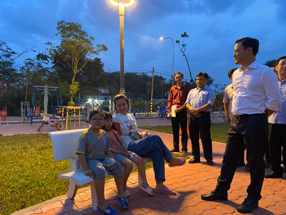 Phó Chủ tịch Ủy ban nhân dân Thành phố Hồ Chí Minh Bùi Xuân Cường hỏi thăm người dân đến vui chơi tại Khu tái định cư xã Tân Thạnh Tây, huyện Củ Chi. Phó Chủ tịch Ủy ban nhân dân Thành phố Hồ Chí Minh Bùi Xuân Cường hỏi thăm người dân đến vui chơi tại Khu tái định cư xã Tân Thạnh Tây, huyện Củ Chi.