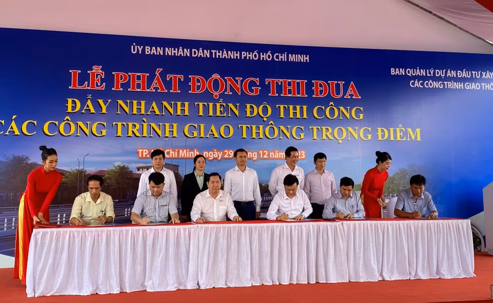 Chủ đầu tư và các nhà thầu ký kết thi đua, thi công 5 công trình xuyên Tết Nguyên đán. Chủ đầu tư và các nhà thầu ký kết thi đua, thi công 5 công trình xuyên Tết Nguyên đán.