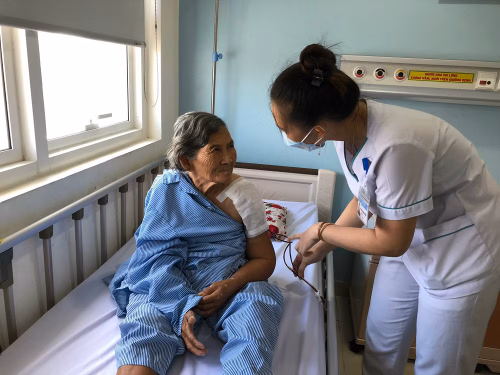 Khám chữa bệnh Bảo hiểm Y tế cho người cao tuổi.