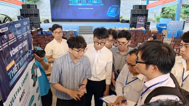 Các đội tham gia cuộc thi trình bày ý tưởng thiết kế vi mạch trước Ban giám khảo.
