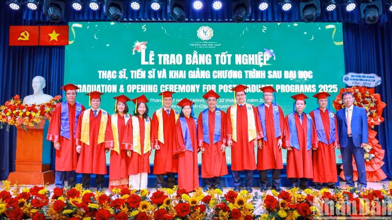 Lãnh đạo Trường đại học Luật Thành phố Hồ Chí Minh chụp ảnh lưu niệm cùng học viên.