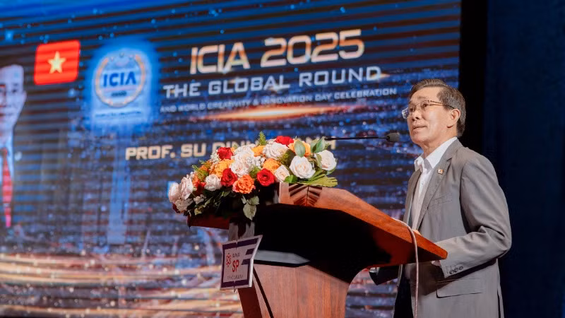 Giáo sư, Tiến sĩ Sử Đình Thành, Giám đốc Đại học Kinh tế Thành phố Hồ Chí Minh, phát biểu tại lễ bế mạc.