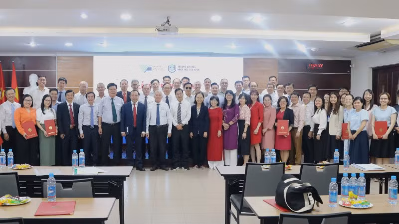Các đại biểu chụp ảnh lưu niệm Các đại biểu chụp ảnh lưu niệm