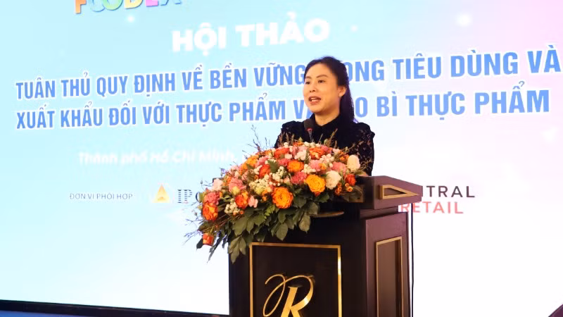 Bà Hồ Thị Quyên, Phó Giám đốc Trung tâm Xúc tiến Thương mại và Đầu tư Thành phố Hồ Chí Minh phát biểu tại hội thảo.